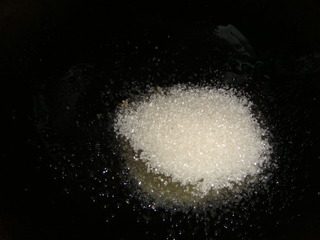 拔丝芋头,倒去多余的油,锅底留少许的油,给适量的白<a style='color:red;display:inline-block;' href='/shicai/ 10588'>糖</a>。