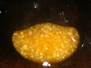 拔丝芋头,转小火,炒至溶化。