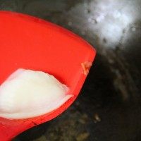 培根手撕包菜,放入一小勺熬好的猪油,没有可以不放。