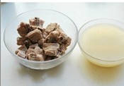 糖醋排骨,将肋排捞出沥干水份,排骨汤也盛出来备用。