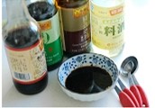 糖醋排骨,按糖醋汁的比例,将糖醋汁提前配制好。