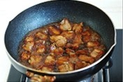 糖醋排骨,小火焖煮10分钟后,大火收汁,出锅时撒些芝麻。