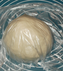 自制凉皮/面筋,面粉加<a style='color:red;display:inline-block;' href='/shicai/ 156925'>水</a>加盐和成光滑的面团，然后盖上保鲜膜和湿布醒40分钟。