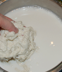 自制凉皮/面筋,水越洗越白，可以再换一盆水继续洗，直到面筋变很小，基本没法洗出白色的水为止。