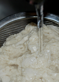 自制凉皮/面筋,过滤出来的面筋可以放水龙头上再冲洗一下，尽量把淀粉洗干净