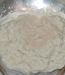 自制凉皮/面筋,留下的面筋加1克<a style='color:red;display:inline-block;' href='/shicai/ 731'>酵母</a>揉匀,过半小时左右上锅蒸15分钟左右就可以了。