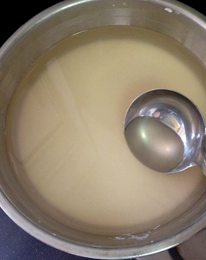 自制凉皮/面筋,洗出来的面粉水放冰箱静置4小时以上后,用勺子把表面的一层清水撇出来。