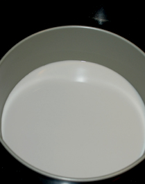 自制凉皮/面筋,用一个不粘模，加一勺面粉水，放在烧开的水中漂在上面，盖上盖子，2分钟左右就可以了。