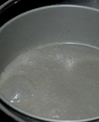 自制凉皮/面筋,如果不是不粘模蒸的时候会起大汽泡，就代表蒸好了，发现不粘模起的泡泡一打开锅盖马上就没了，可能模子太滑了。