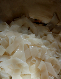 自制凉皮/面筋,切好的凉皮。