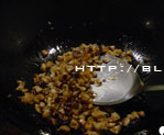 腊味八宝饭,炒锅烧热,放入1汤匙的油,然后放入香菇粒和虾仁粒炒香。