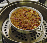 腊味八宝饭,将拌匀的八宝饭材料盛入一个大碗内,压实按平,放入蒸锅内大火蒸20分钟即可。