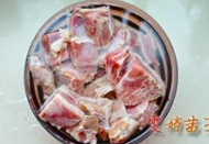 手抓羊肉,随后将肉放入大汤锅中,加入凉水,水量要漫过羊肉,不加任何调味料大火煮开