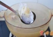 手抓羊肉,将料包放入沸腾的羊汤中,开中小火炖煮90分钟