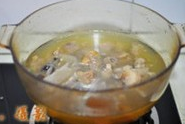 手抓羊肉,最后看到汤色洁白,羊肉软烂质嫩,开盖收汤,大火收个3分钟见汤更浓郁即可马上关火食用