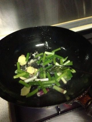 咖喱鱼头,炒锅热油,爆香姜片蒜片葱段。