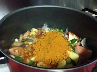咖喱鱼头,烧开后,倒入装有煎好鱼头的煮锅里,加鱼头咖喱粉。
