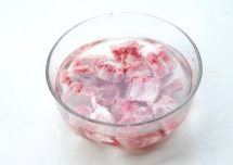 粉蒸排骨,<a style='color:red;display:inline-block;' href='/shicai/ 434'>排骨</a>洗净后放清水里泡10分钟,泡去血水后捞出沥干水分。