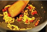 小番茄酸甜酱烘蛋,锅里放少许油,爆香姜蒜和辣椒,然后加<a style='color:red;display:inline-block;' href='/shicai/ 882'>红糖</a>稍微炒一下(不要把姜蒜炒糊了)