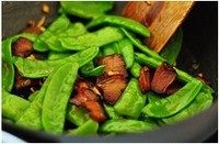 荷兰豆炒腊肉,把荷兰豆倒进来稍微翻炒,尝尝腊肉的味道,再根据实际情况用<a style='color:red;display:inline-block;' href='/shicai/ 10588'>糖</a>盐进行调味(我买的腊肉比较甜,不太咸所以稍微加了点儿盐),荷兰豆刚刚断生就可以起锅了,炒久了不脆了哦
