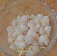 甜豆炒鲜贝,鲜贝肉用一点<a style='color:red;display:inline-block;' href='/shicai/ 718'>料酒</a>和干淀粉用手抓捏一会儿,放入姜丝拌匀。