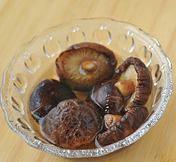 香菇鸡片,<a style='color:red;display:inline-block;' href='/shicai/ 241'>干香菇</a>用水泡发,过滤泡香菇的水留用,一部分调和淀粉成水淀粉勾芡用,一部分炒菜时用。