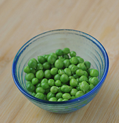 香菇鸡片,<a style='color:red;display:inline-block;' href='/shicai/ 148'>豌豆</a>洗净入开水锅焯水20秒捞出冲凉沥干备用。