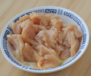 香菇鸡片,<a style='color:red;display:inline-block;' href='/shicai/ 101'>鸡胸肉</a>切片，放入碗中，先用少量盐抓捏到均匀，再倒入<a style='color:red;display:inline-block;' href='/shicai/ 718'>料酒</a>和干淀粉抓拌均匀，最后倒入一小勺食用油拌匀。