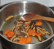 香菇鸡片,倒入胡萝卜片翻炒几下后,再加入香菇片混合翻炒几下。