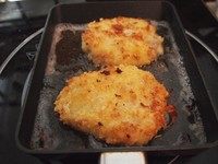 可乐饼,锅里面放适量油,把土豆饼放进去煎炸,煎到两面金黄就可以了,里面的食材都是熟的,所以不用炸很久。