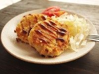 可乐饼,炸完以后沥一下油份后装盘,挤上猪排酱。