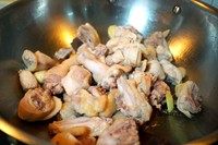 日式香菇三杯鸡,加入鸡块一起煸炒,直至鸡块裹匀香油,加入清酒、<a style='color:red;display:inline-block;' href='/shicai/ 788'>生抽</a>、白糖,大火煮滚,盖锅盖小火煮20分钟,鸡腿肉的话15分钟。