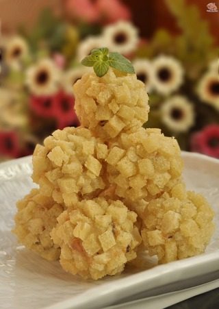 松果鸡,待油温七成热,再复炸一下即可。