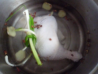 棒棒鸡丝,锅中加入葱段、姜片、<a style='color:red;display:inline-block;' href='/shicai/ 718'>料酒</a>，放入<a style='color:red;display:inline-block;' href='/shicai/ 92'>鸡腿</a>大火烧沸