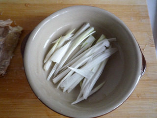 棒棒鸡丝,大葱切丝,铺在盘底。