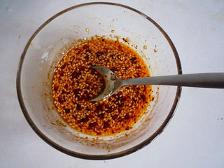 棒棒鸡丝,煮鸡腿的时候来调一碗料汁，取一碗，碗中加入两勺<a style='color:red;display:inline-block;' href='/shicai/ 788'>生抽</a>、一勺<a style='color:red;display:inline-block;' href='/shicai/ 3729'>白糖</a>、少许<a style='color:red;display:inline-block;' href='/shicai/ 717'>味精</a>、一小勺<a style='color:red;display:inline-block;' href='/shicai/ 12043'>花椒粉</a>。再加入熟芝麻仁，最后加入<a style='color:red;display:inline-block;' href='/shicai/ 847'>香油</a>调匀即可。