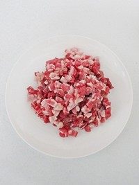 黑椒肉燥饭,牛腹肉洗净后擦干水分,切成1cm见方的肉丁。