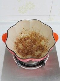黑椒肉燥饭,锅里加油烧热,放入切碎的红葱头和姜末,小火炒至红葱头碎微焦呈金黄色。