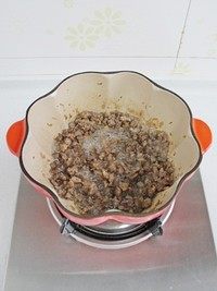 黑椒肉燥饭,放入牛肉丁,中火煸炒至肉丁吐油。