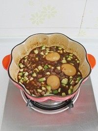 黑椒肉燥饭,放入西葫芦丁,加盐调味后再焖煮10分钟。