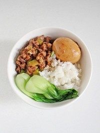 黑椒肉燥饭,取一个稍大的碗,先盛2/3碗米饭,将适量的肉燥连汤浇在米饭上,再放上鸡蛋和小油菜,就可以啦。