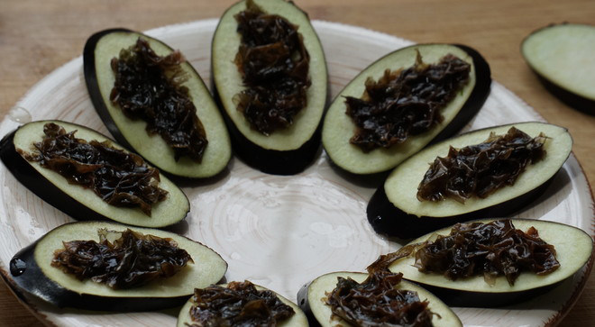 紫菜蒸茄子,把紫菜平铺到盘子上,如图。上锅蒸15分钟左右