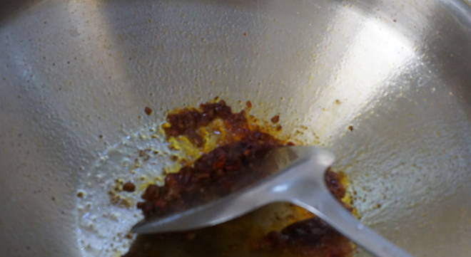 紫菜蒸茄子,锅内放少许油,把豆豉和郫县豆瓣酱剁碎后翻炒出红油,出锅时在加入麻椒和花椒粉拌一下,吃货的口味就是重,嘻嘻。注意豆豉很咸,放很少一点提鲜就可以啦,喜欢吃辣的还可以加上红小米椒就更好看啦。用剁椒替换豆瓣酱和豆豉也是不错的