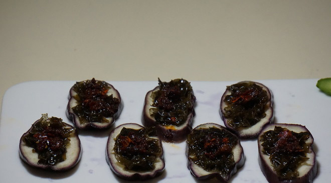 紫菜蒸茄子,蒸好的茄子上,每个都放一点炒好的豆瓣酱,注意酱比较咸,放的时候根据自己的口味。但是这步有很重要,是否可口全靠这点酱的咸,鲜,辣,香,麻