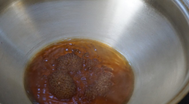 紫菜蒸茄子,生抽一茶匙,醋少许,糖少许,还有素高汤,一起煮开勾芡就好啦,口味根据自己的调。我用的是豆芽高汤,就是煮过豆芽的水,是很鲜美的