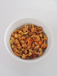 姬松茸炖土鸡,<a style='color:red;display:inline-block;' href='/shicai/ 267'>姬松茸</a>用流动的水冲一下,然后用温水浸泡30分钟。