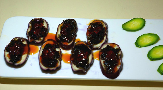 紫菜蒸茄子,用小勺在每片茄子上淋上汤汁,就OK啦
