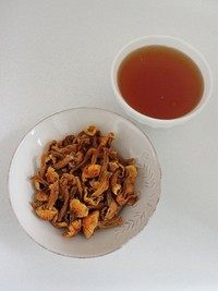 姬松茸炖土鸡,姬松茸挤净水,泡姬松茸的水滤净渣滓待用。