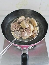 姬松茸炖土鸡,锅里加凉水,放入鸡块,大火烧开后再煮2分钟,然后撇净浮沫,将鸡块捞出控水。