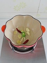 姬松茸炖土鸡,重新起锅,锅底倒油,放入<a style='color:red;display:inline-block;' href='/shicai/ 157'>小葱</a>、蒜、姜和干辣椒,中小火炒香。